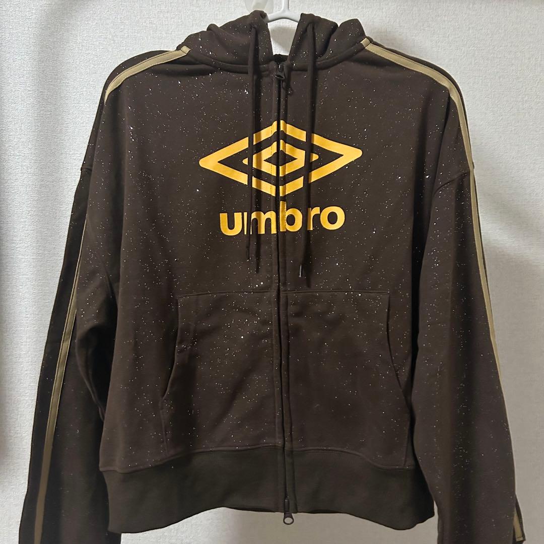 【UMBRO× Casselini】ロゴジップパーカー ブラウン