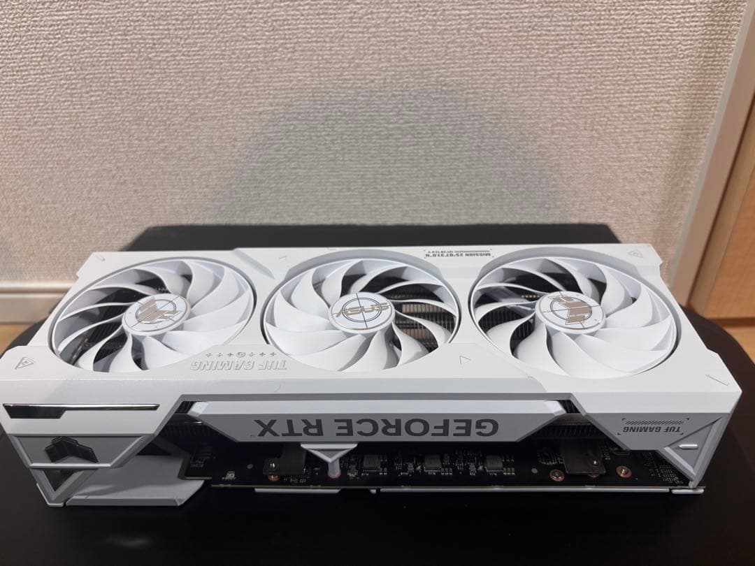 ASUS TUF GeForce RTX 4070 Ti SUPER BTF 白