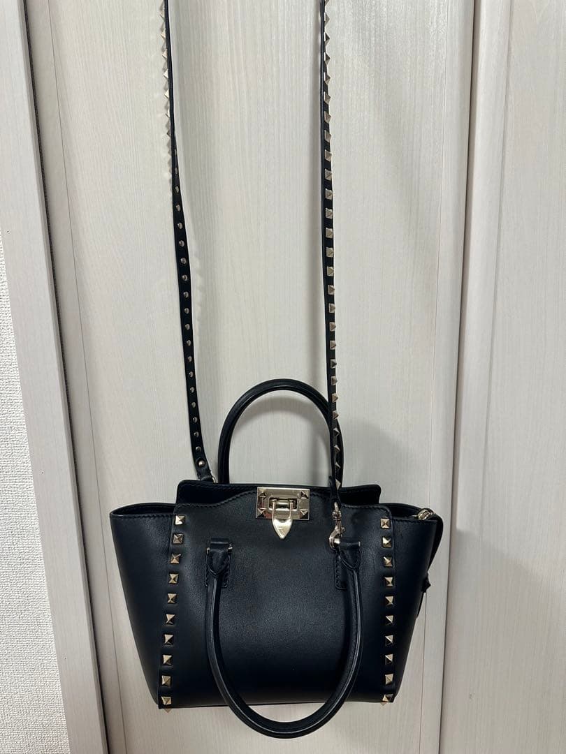 VALENTINO ブラック ハンドバッグ スタッズ付き