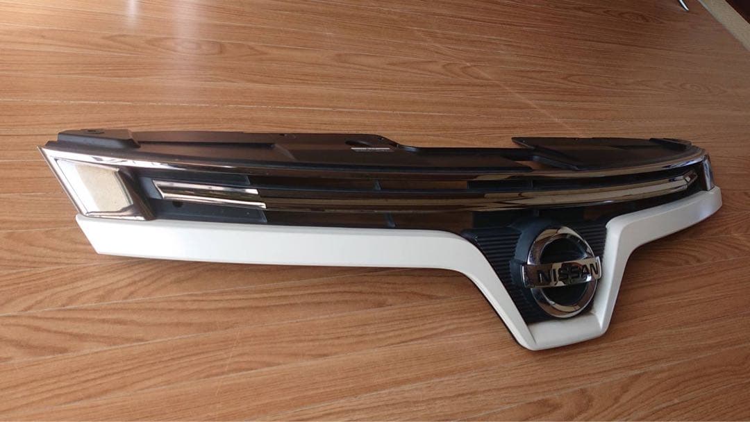 日産 エルグランド Ｅ52 フロント純正 アッパーグリル カラーQAB 送料込