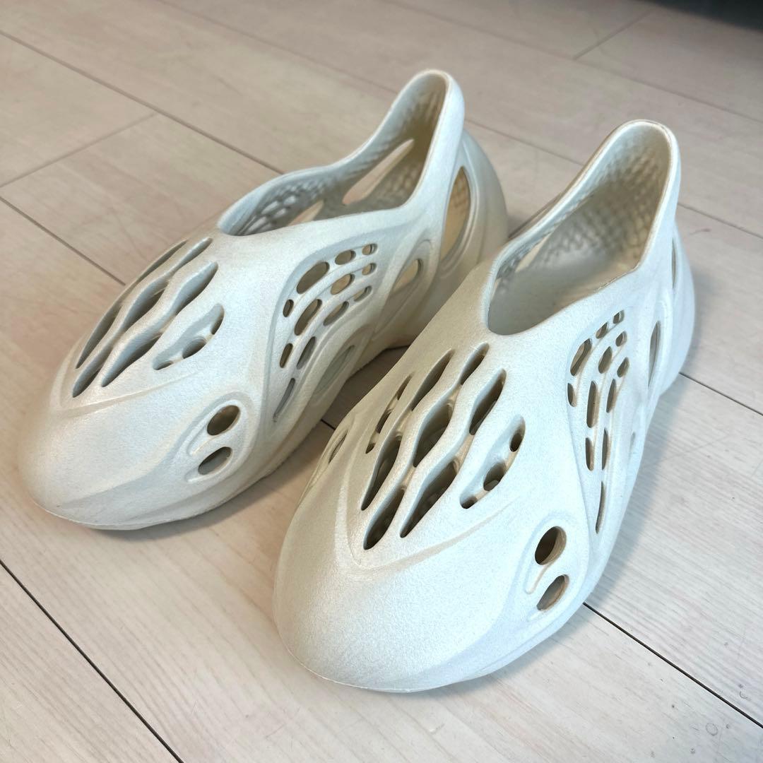 靴 Adidas Yeezy Foam