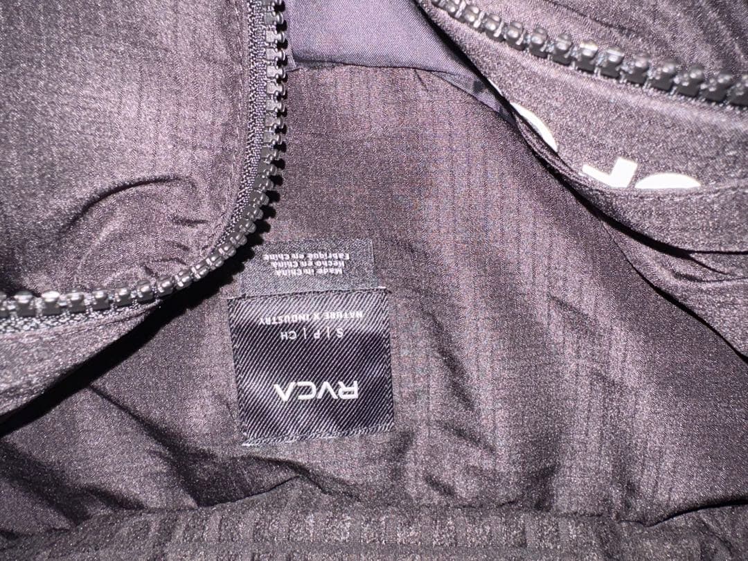 RVCA フード付きベストダウンベスト ブラック フードは取れます。