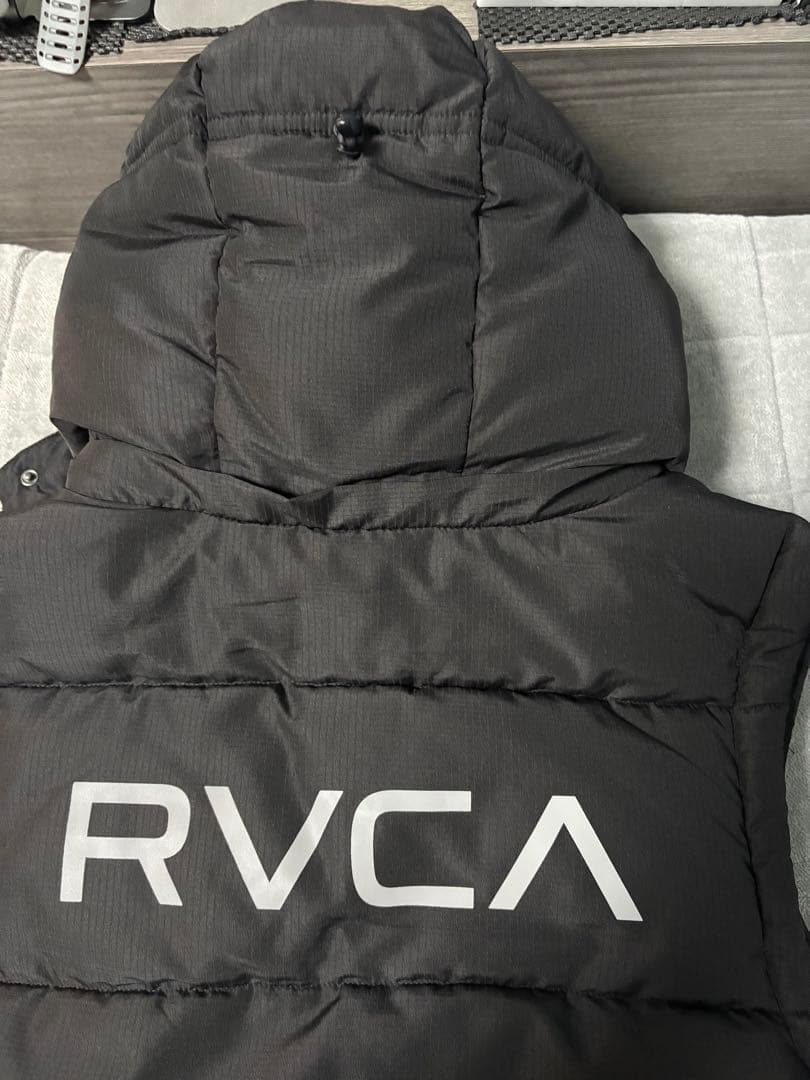 RVCA フード付きベストダウンベスト ブラック フードは取れます。