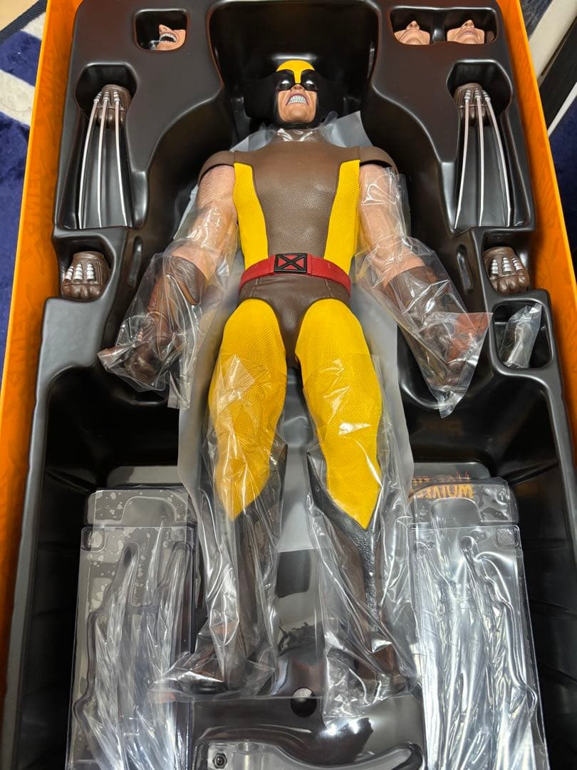 ホットトイズ　炎スタジオ　ウルヴァリン　ブラウンスーツ　フィギュア