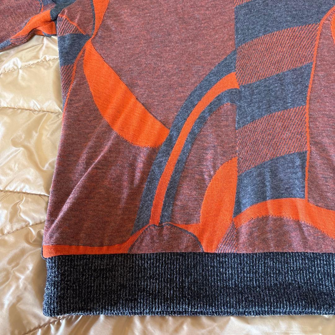 【新品未使用】✨エイココンドウ✨黒とグレー混合地にオレンジやの柄のトップス❣️