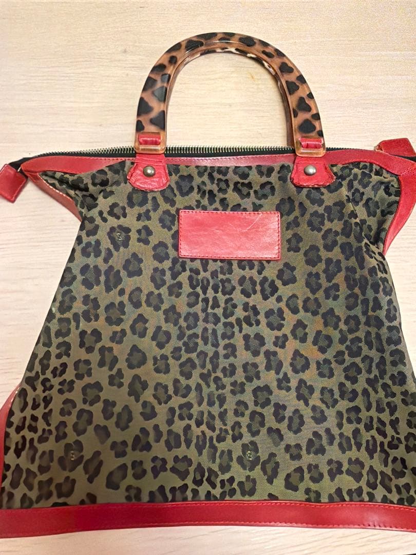 FENDI ヒョウ柄ハンドバッグ 可愛いハンドル　軽量　今年のラッキーカラー赤