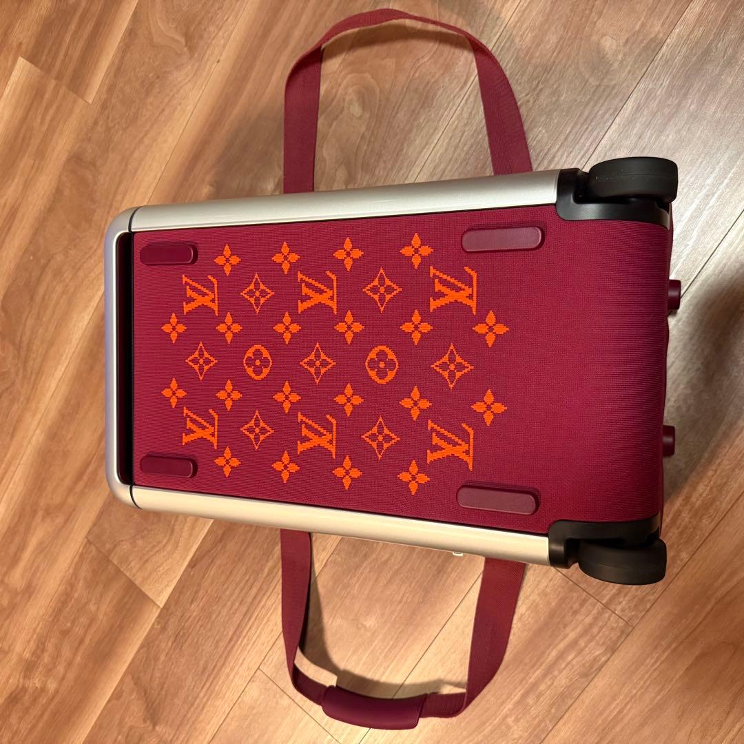 赤いモノグラムデザインボストンバッグ