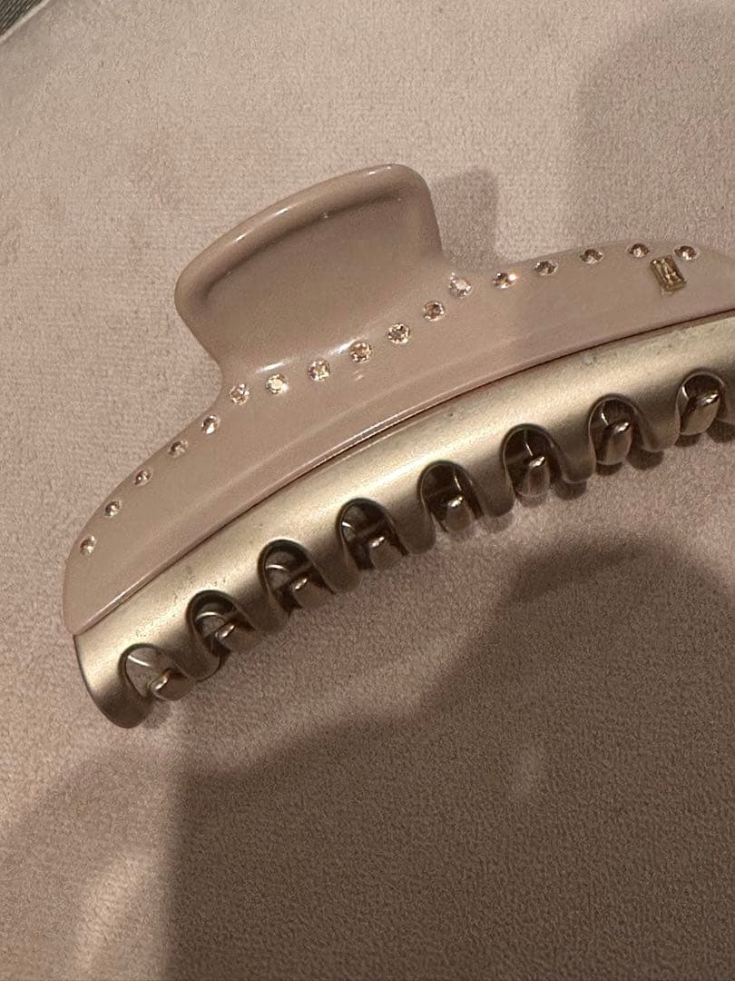 アレクサンドルドゥパリ　ベージュ　ストーン装飾付きヘアクリップ