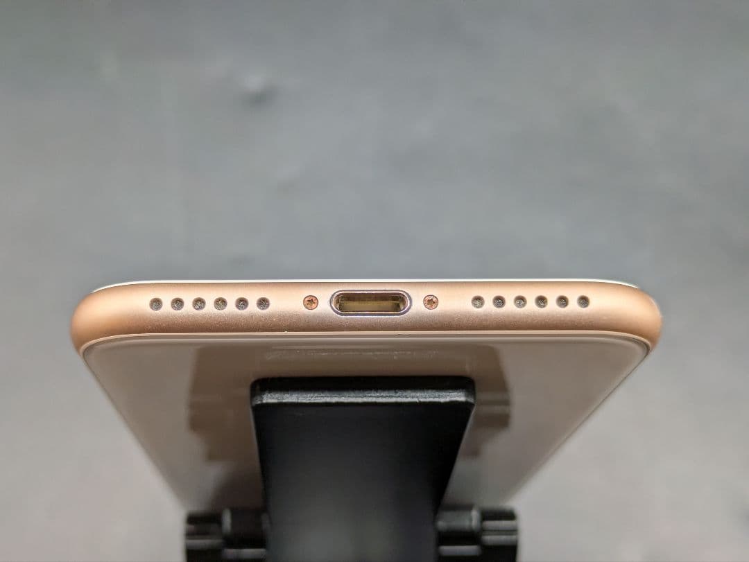 Apple iPhone 8 本体 64GB ゴールド