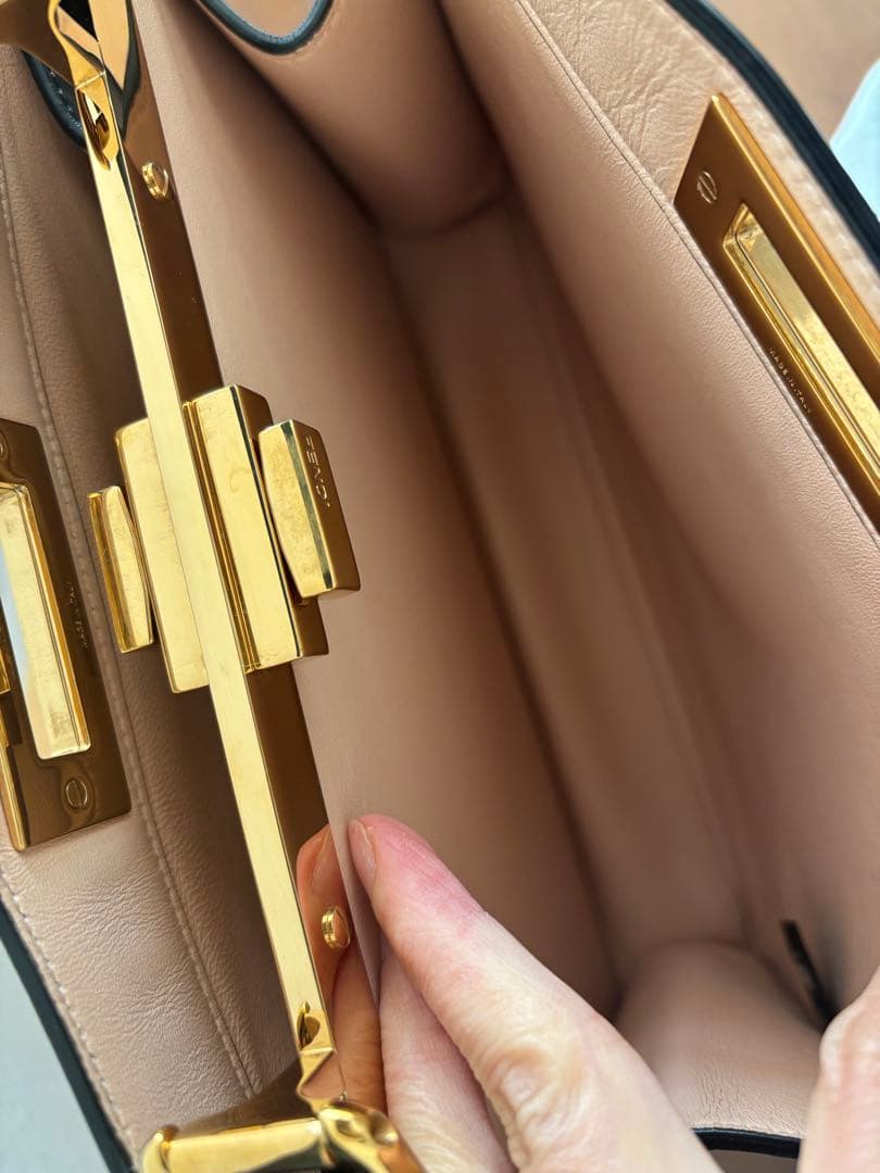 FENDI フェンディ ピーカブー アイシーユー ISeeU ミディアム