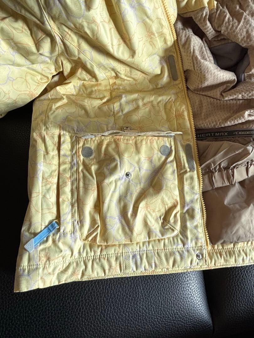 スキーウェア(女性用) フード付き淡い黄色