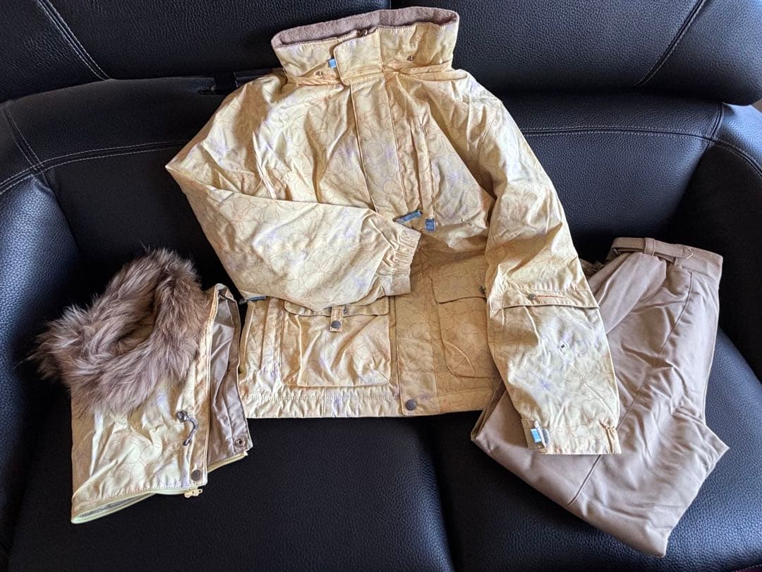 スキーウェア(女性用) フード付き淡い黄色