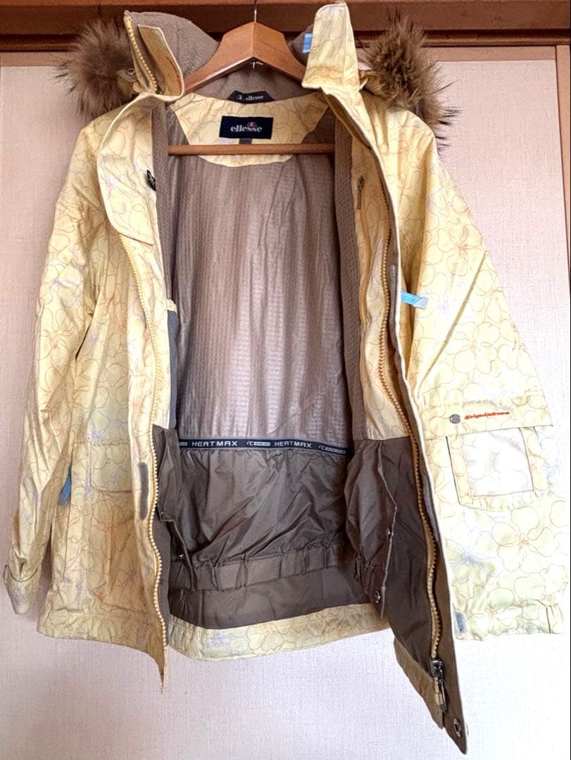 スキーウェア(女性用) フード付き淡い黄色