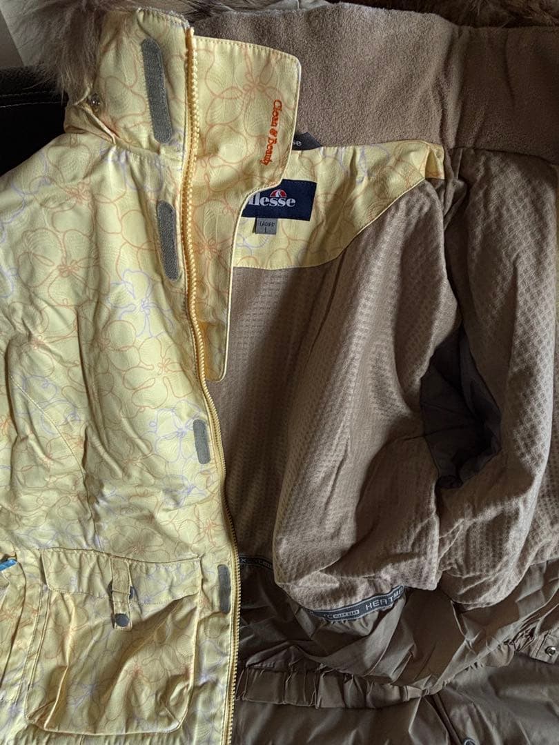 スキーウェア(女性用) フード付き淡い黄色