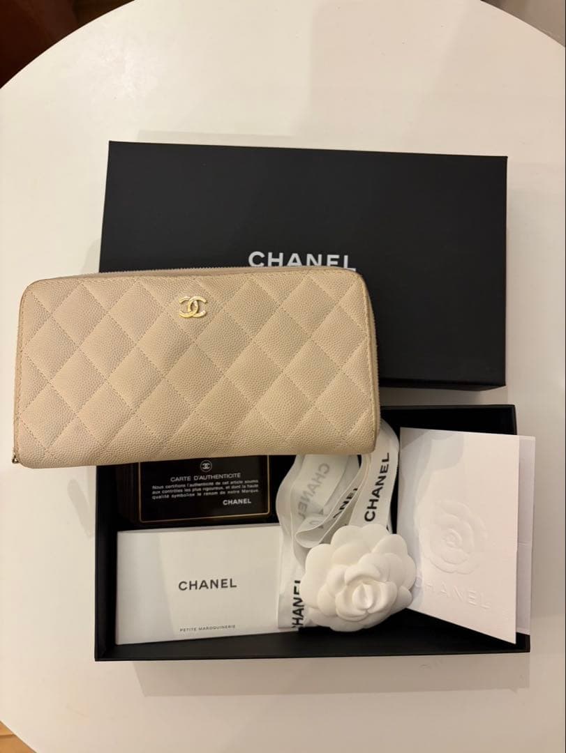 CHANEL シャネル　長財布　キャビアスキン　白