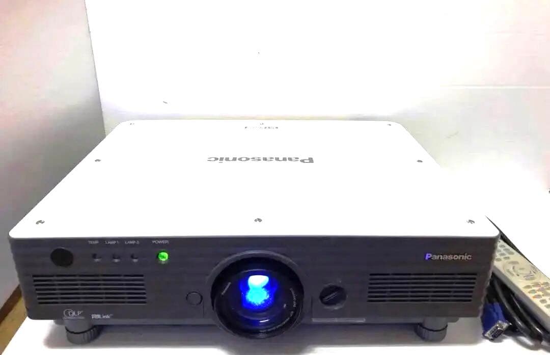 ランプ新品　PANASONIC PT-D5700 HDMI対応可6000ルーメン