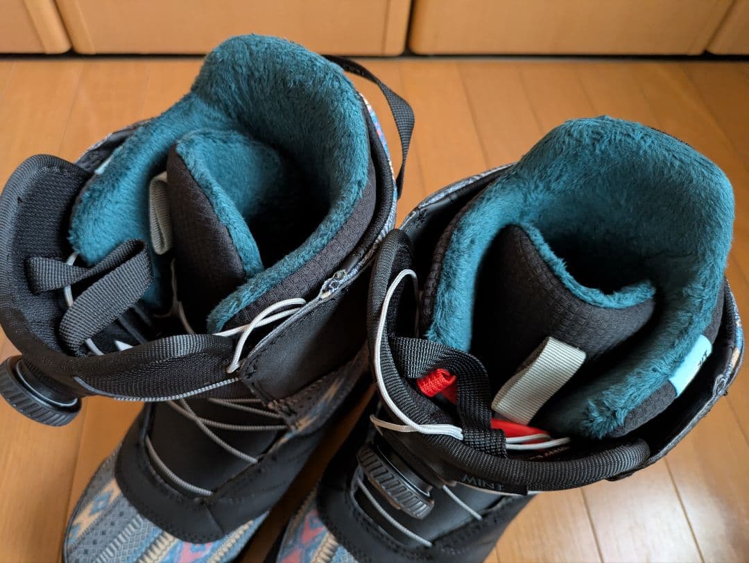 美品　女性用スノーボードブーツ BUDTON ブラック/マルチカラー