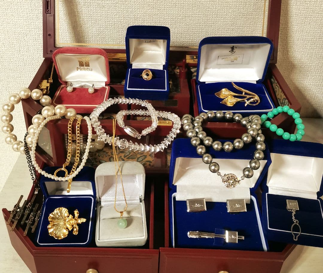 遺品整理 大量アクセサリー 刻印 指輪 金色 喜平 ネックレス ブローチ 翡翠
