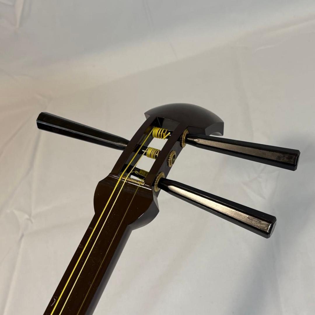 三味線　中棹（太さ2.6cm）　破れなし　駒・撥・弦・指掛付属