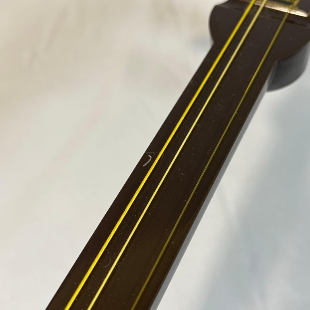 三味線　中棹（太さ2.6cm）　破れなし　駒・撥・弦・指掛付属