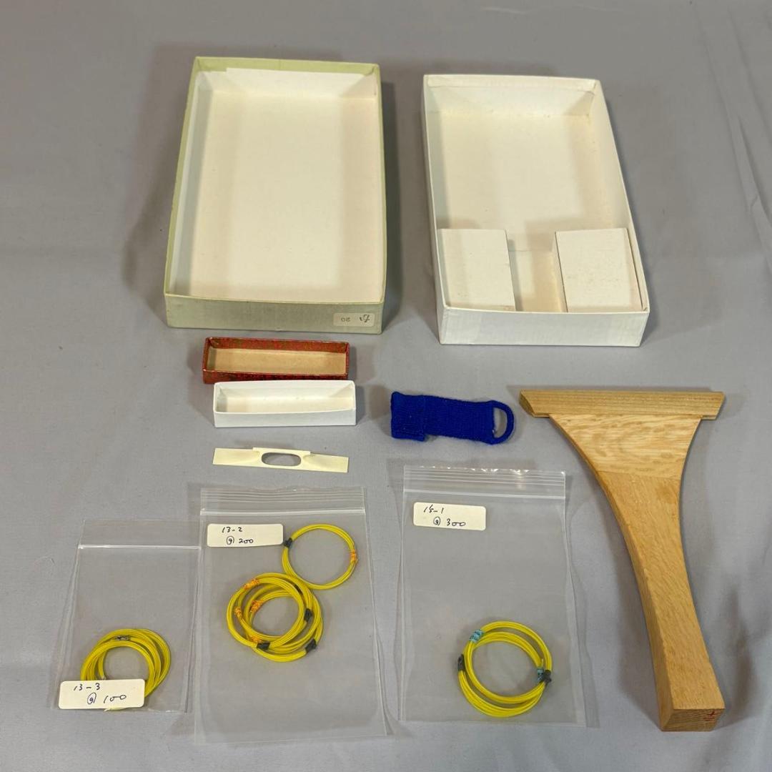 三味線　中棹（太さ2.6cm）　破れなし　駒・撥・弦・指掛付属