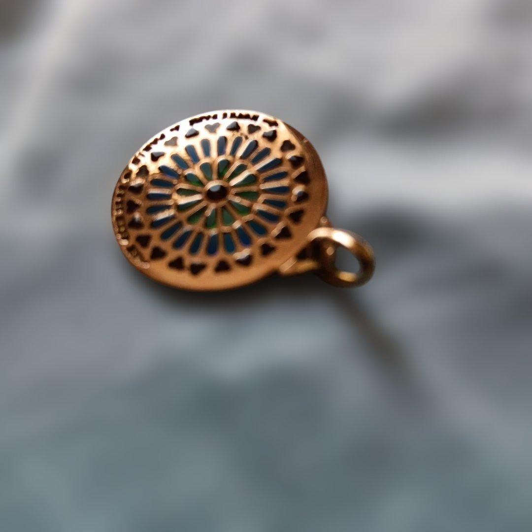 希少18金　ノートルダム大聖堂バラ窓　18kペンダントトップ