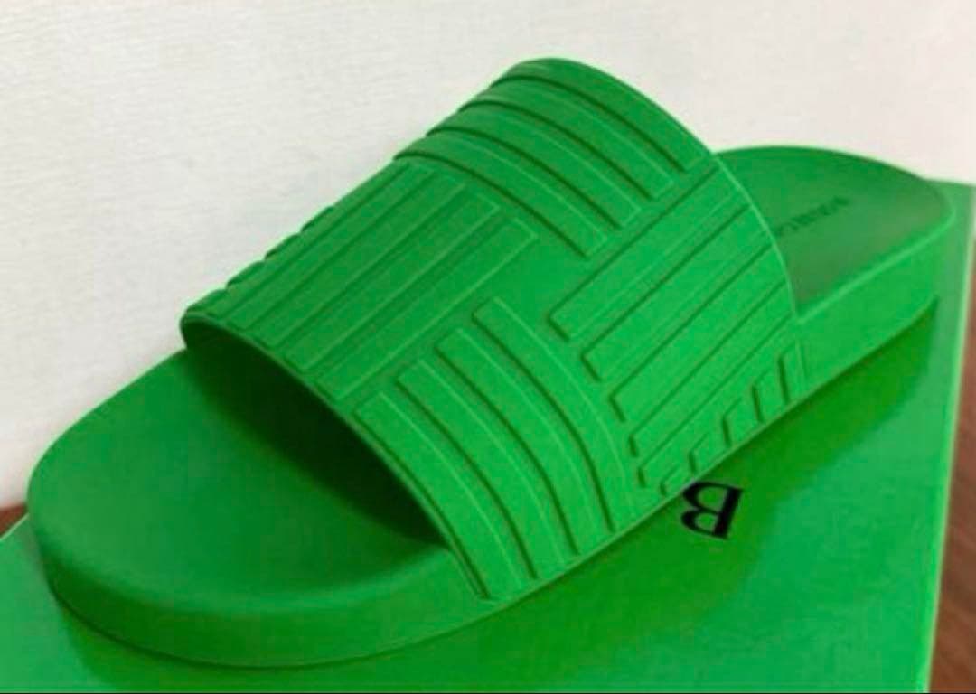 週末セール新品未使用BOTTEGA VENETAラバーサンダル　28cm