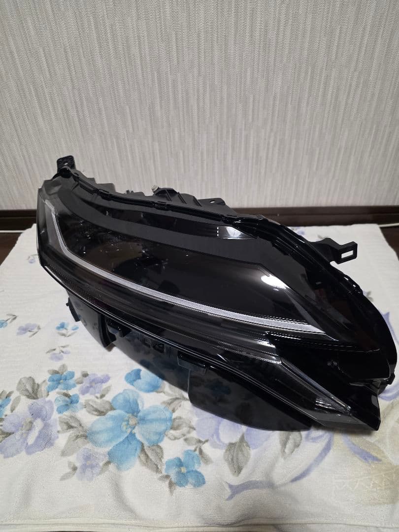 美品！　ユニット付き　日産　ノートオーラ　E13 右ヘッドライト