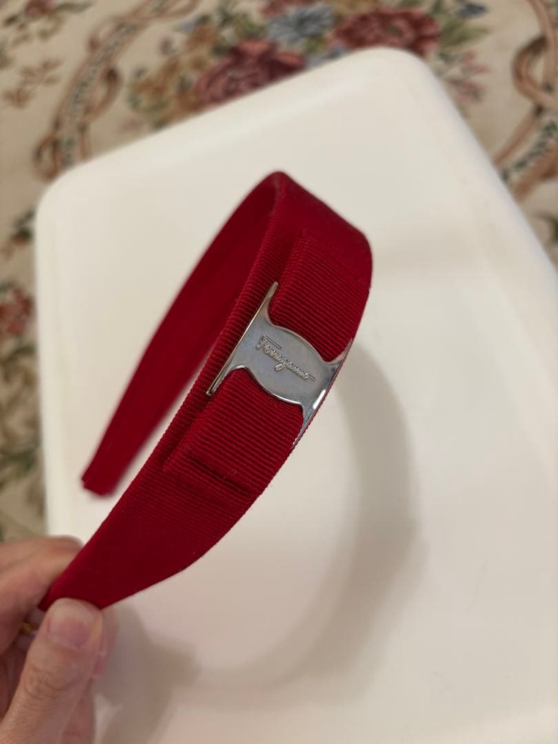 フェラガモ　カチューシャ　赤