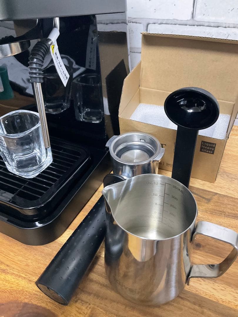 De'Longhi エスプレッソマシン 本体とショット&ミルクピッチャー