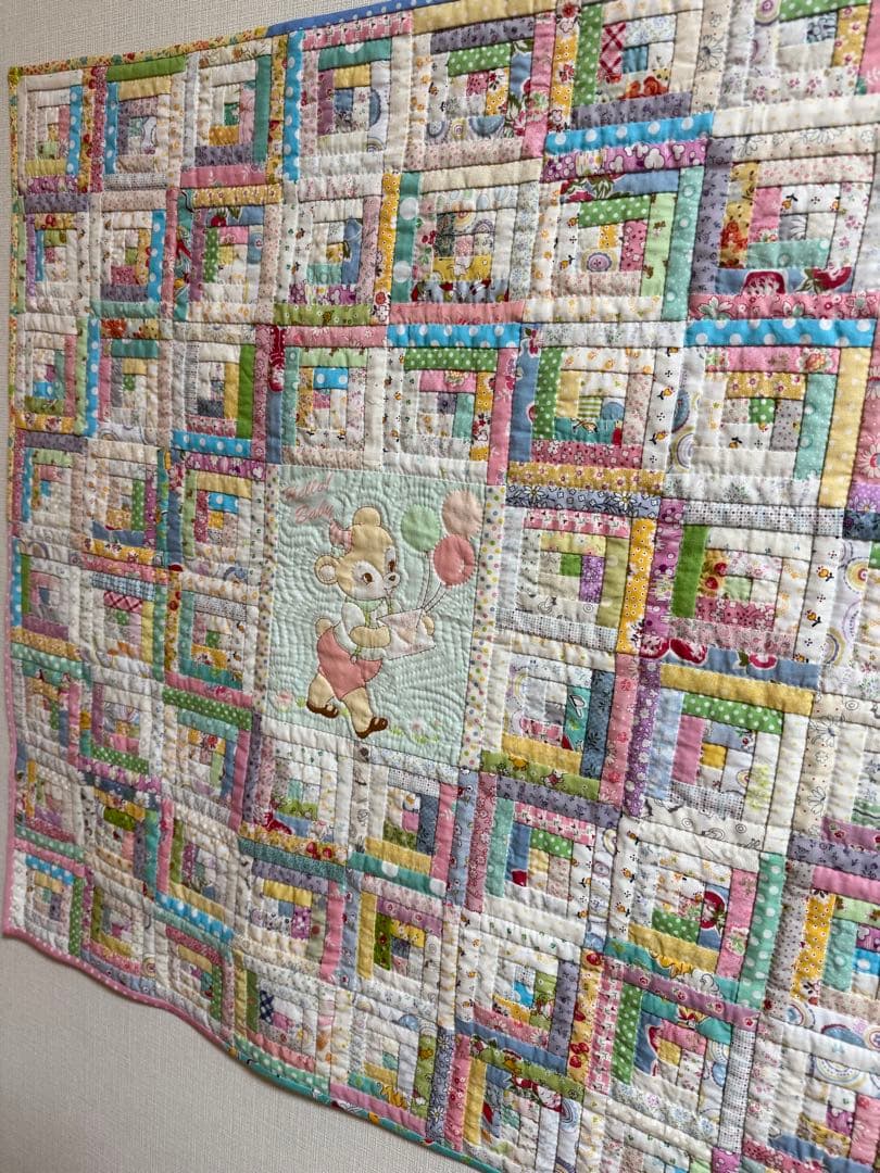 ベビーベアとログキャビンのキルト　パッチワーク　ベビーキルト　ハンドメイド