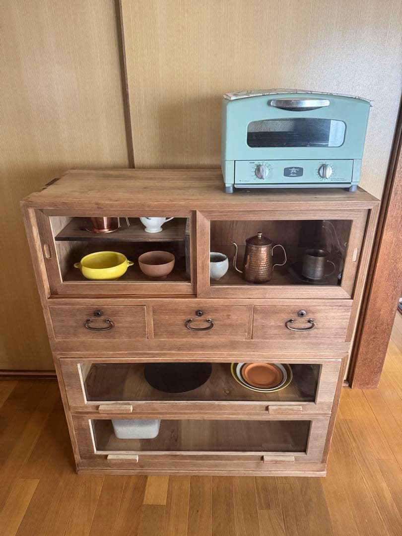 前面ガラス引き出し2段×ガラス戸棚×木製小引き出し3杯　食器棚　シャツケース