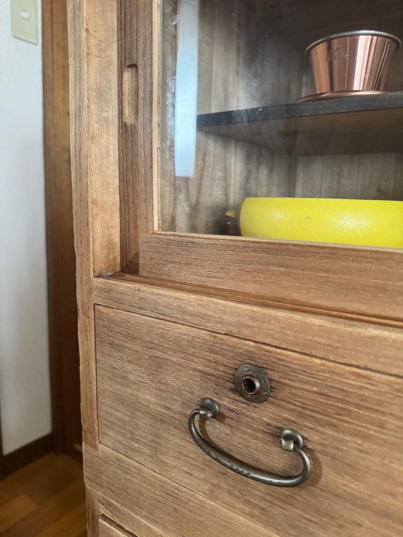 前面ガラス引き出し2段×ガラス戸棚×木製小引き出し3杯　食器棚　シャツケース