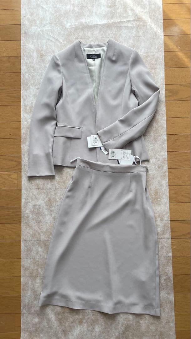 新品　クードシャンス　ノーカラーJKスカート スーツ　グレー系　34