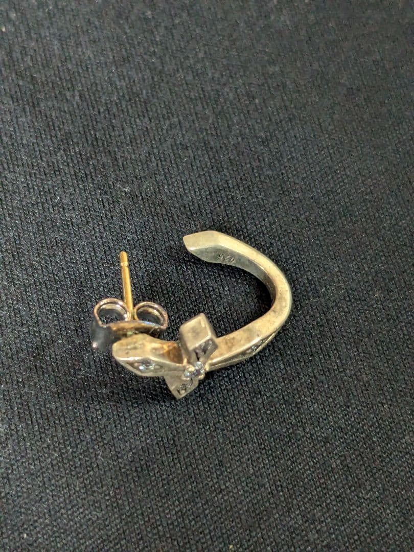 ジャスティンデイビスのクロスデザインピアス