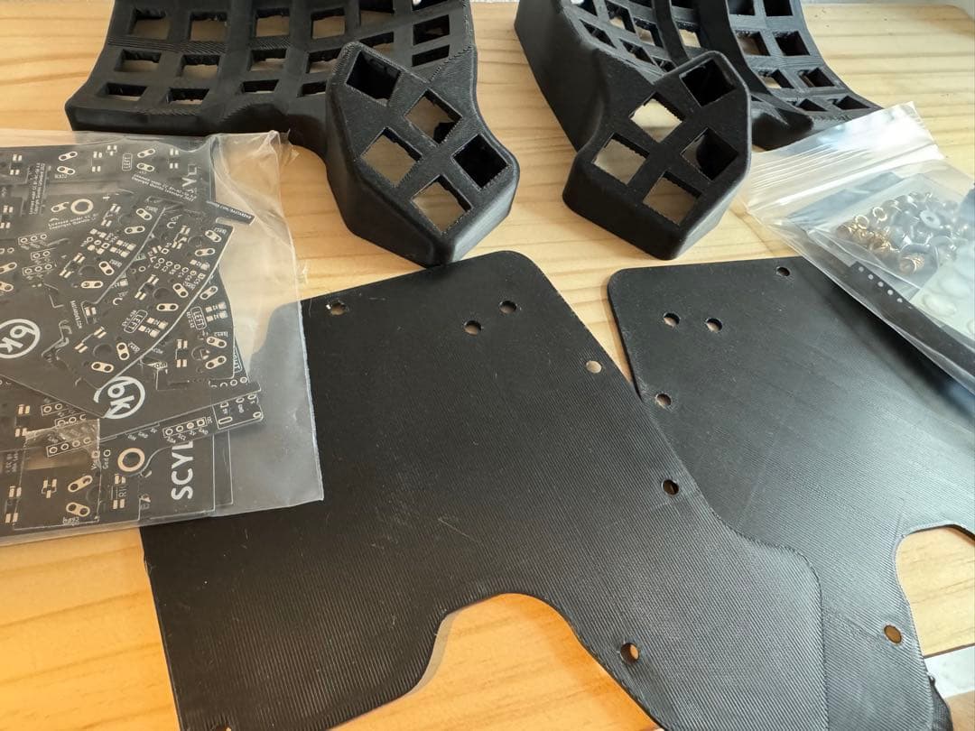 bastard keyboards Scylla PCBとパーツ類とケース