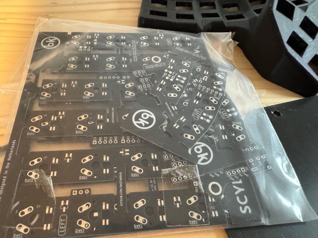 bastard keyboards Scylla PCBとパーツ類とケース