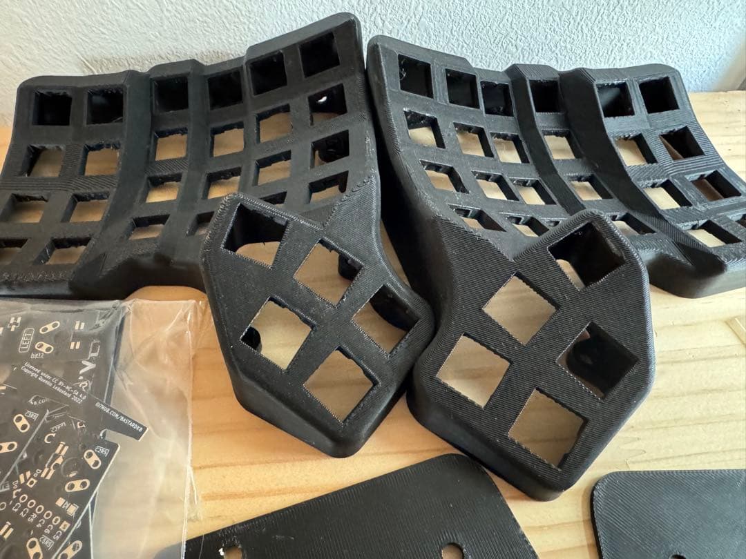 bastard keyboards Scylla PCBとパーツ類とケース