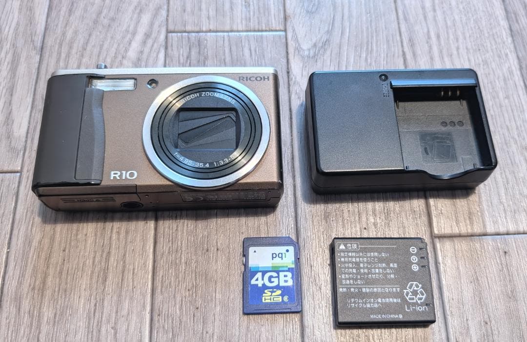 【完動品】RICOH R10 デジタルカメラ 4GBメモリーカード付き