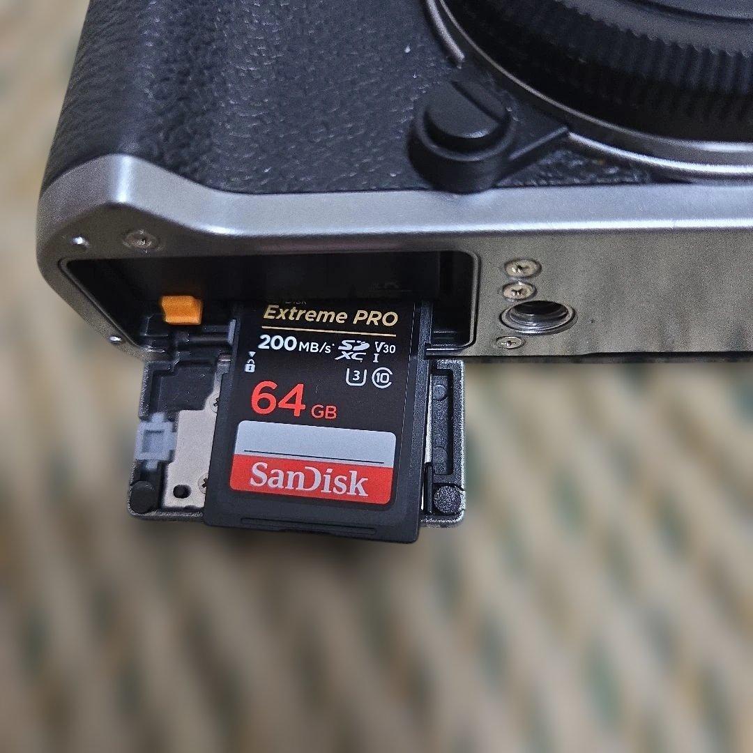 Fujifilm X-T30 ミラーレスカメラ 本体、レンズ、メモリーカード付き