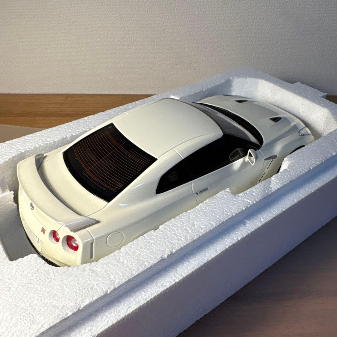 京商　samurai 日産　GT-R R35 ホワイト　1/18 ミニカー