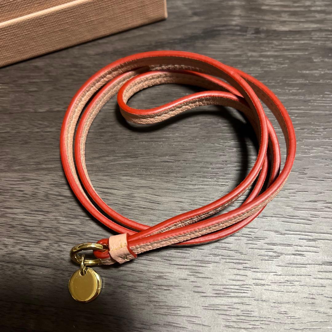 miu miu ピンクレザーケース ストラップ付き