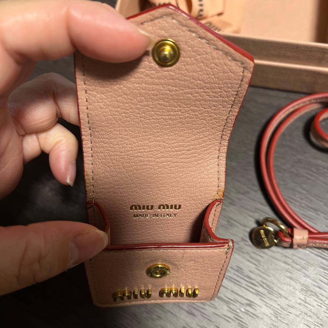 miu miu ピンクレザーケース ストラップ付き