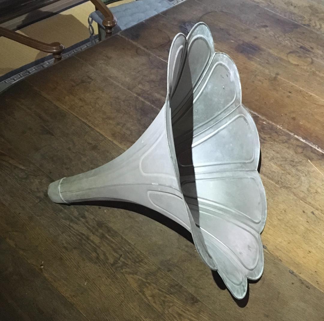 超大型！[ラッパ型・蓄音機用・ホーンスピーカー]／詳細不明