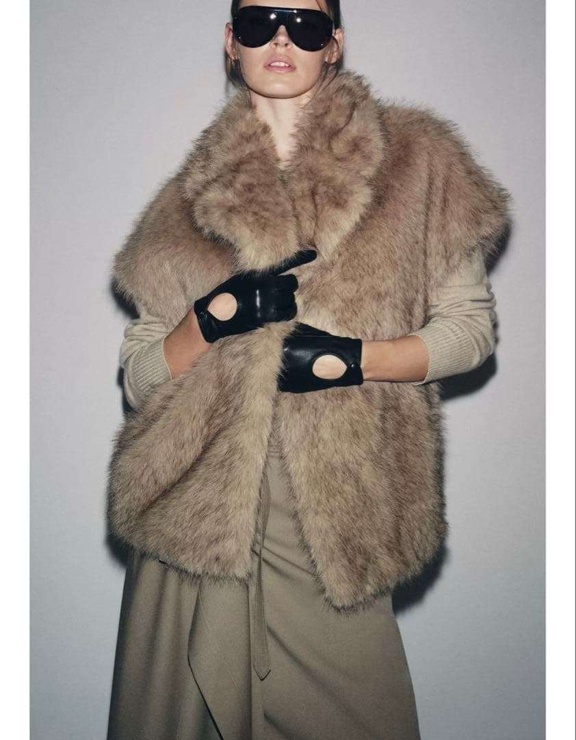 ひ*り様 タグ付き新品★ZARAのフェイクファーベストZW COLLECTION