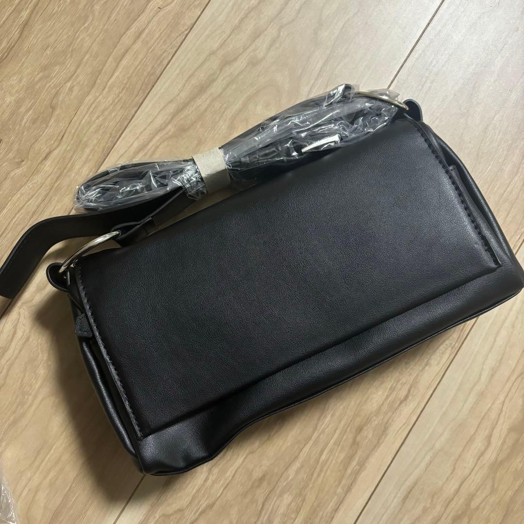 ［新品］ビアズリー風　 レザーボディバッグ　ブラック