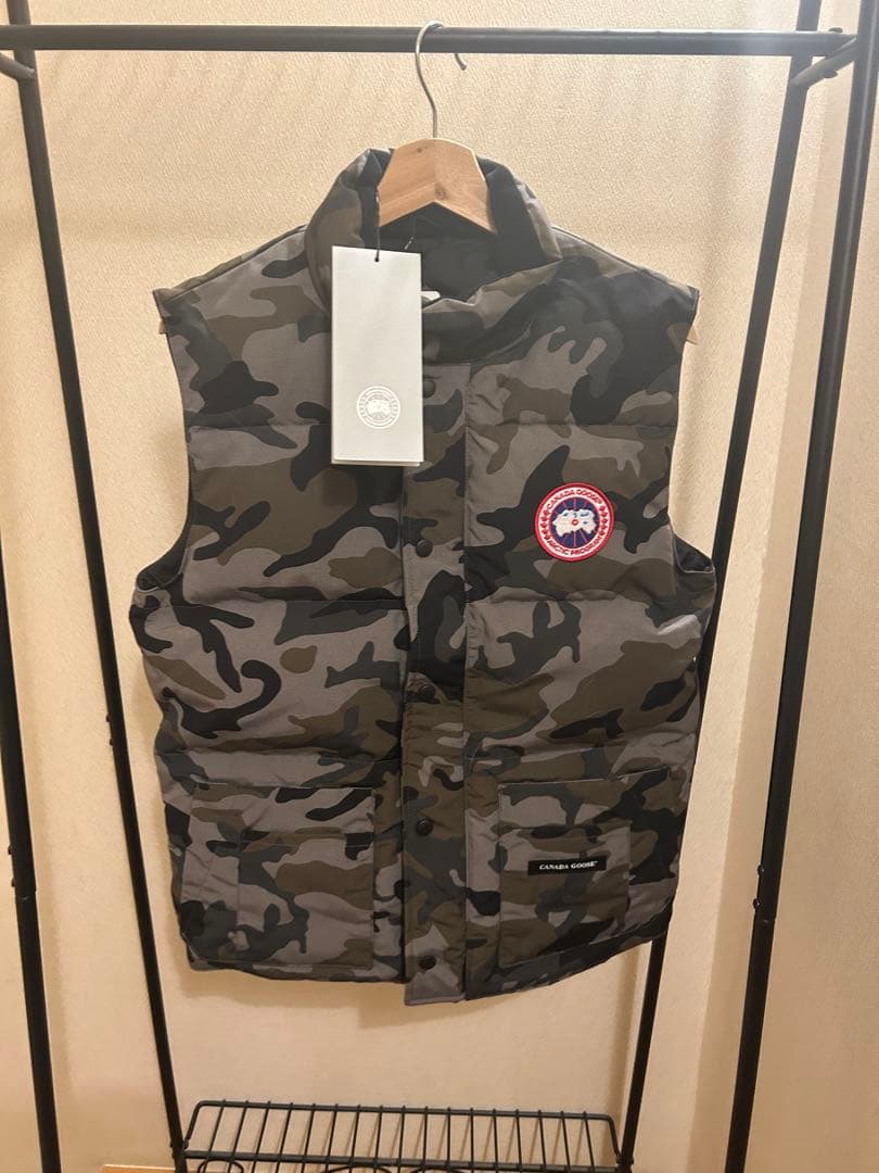 新品カナダグース　迷彩ダウンベスト ロゴパッチ付き