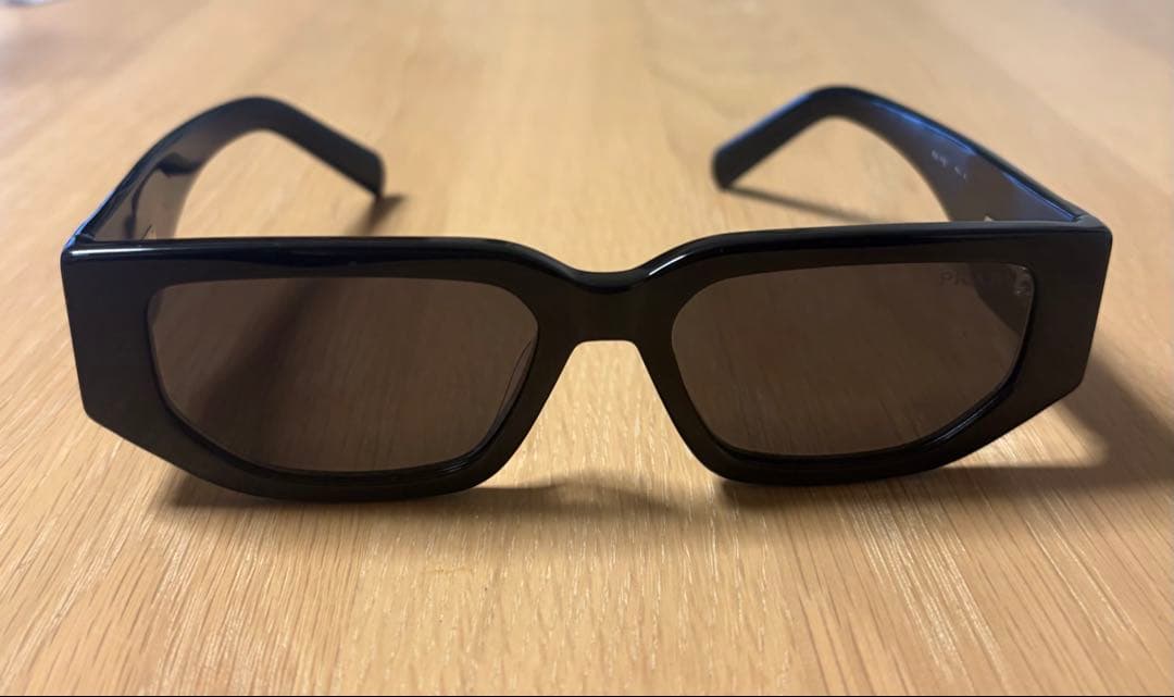 PRADA トライアングルロゴ入り サングラス PRO9ZS プラダ