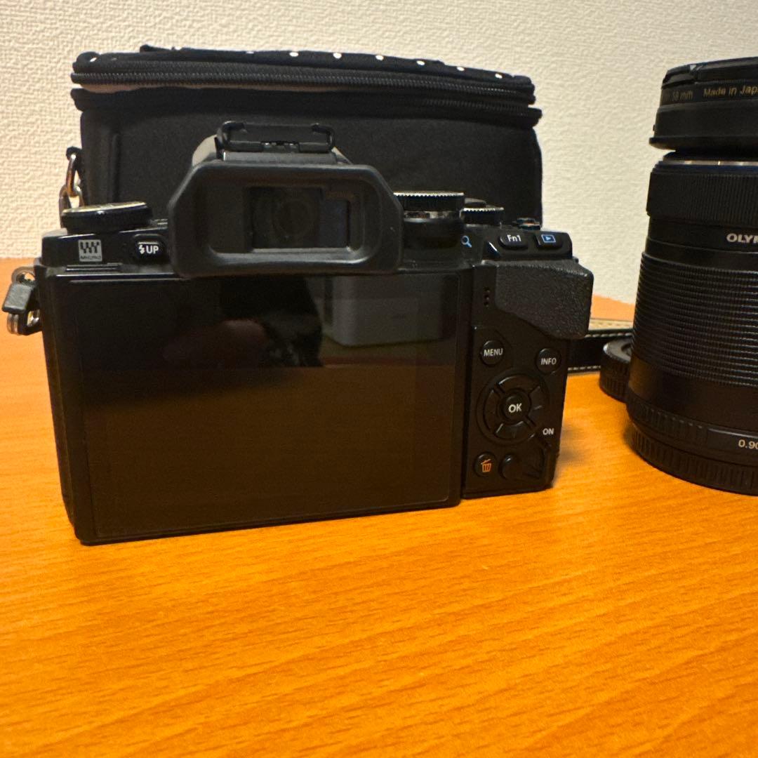 【美品】OLYMPUS OM-D E-M10 ミラーレス一眼