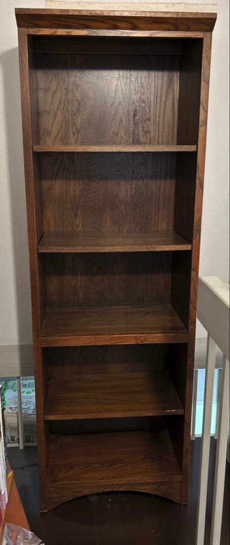 重厚　古くてしっかりした本棚
